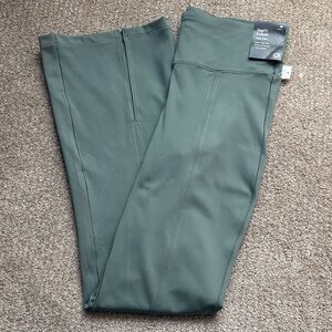 GAP Fit eclipse flare pant